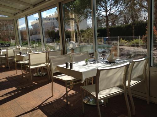 فندق Logis Les Charmilles Chalon-Sur-Saone Sud Lux المظهر الخارجي الصورة
